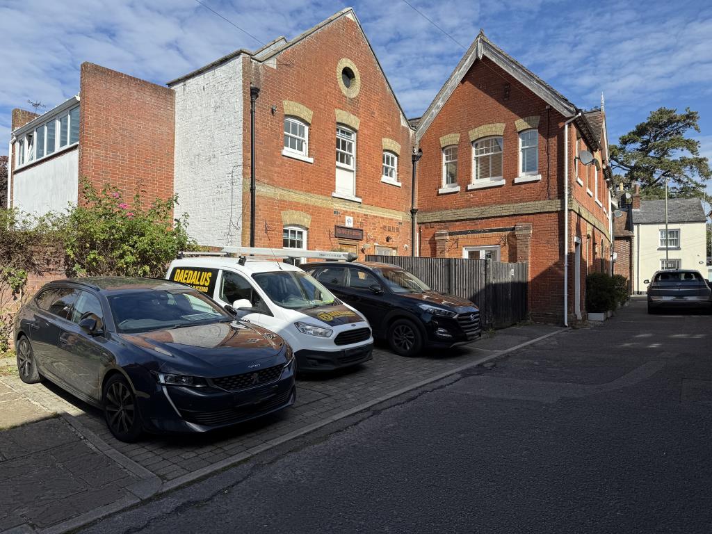 Lot: 139 - ONE-BEDROOM FLAT FOR INVESTMENT OR OCCUPATION - Parking spaces outside building